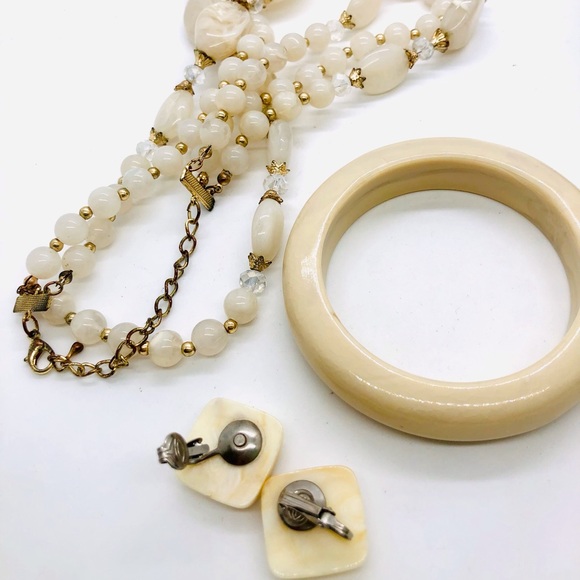 Vintage Creamy Ivory Plastic Lucite Jewelry Lot - Picture 10 of 16